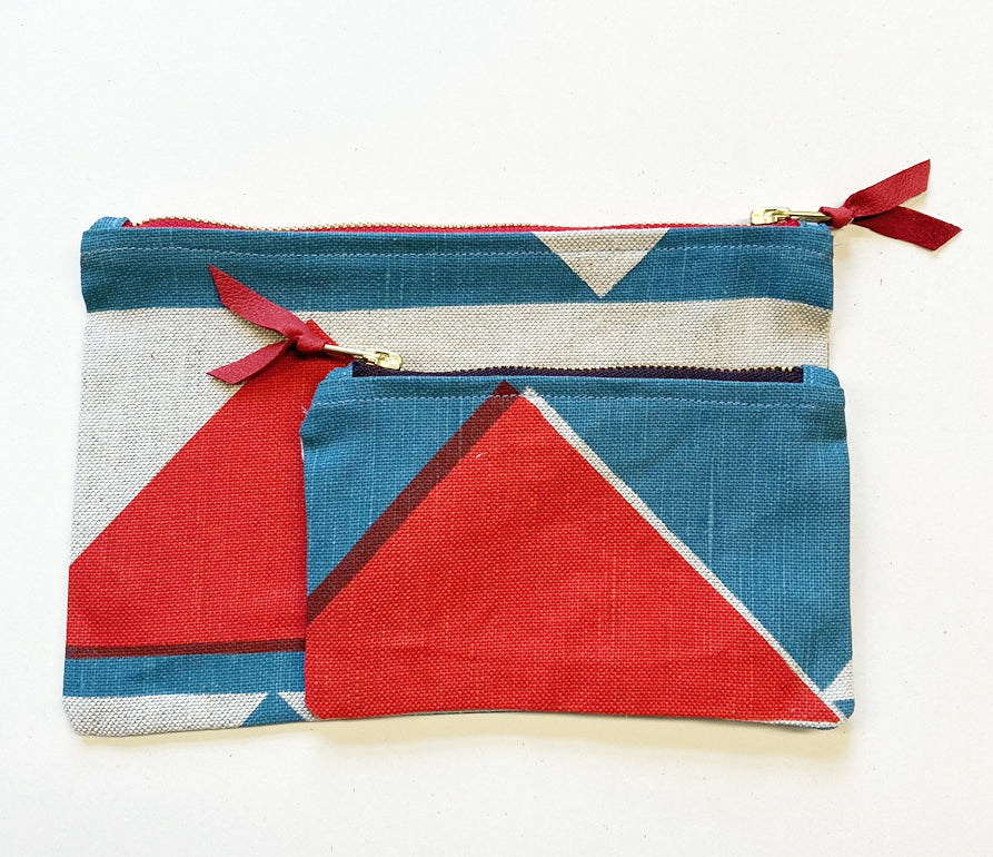 Piecework pouch: Grey-blue and red